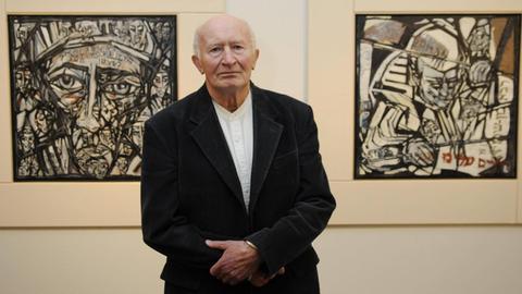 Der polnische Künstler Roman Halter vor zwei seiner Bilder in seiner Ausstellung 2008 in London
