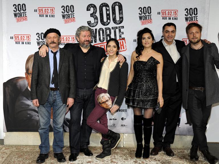 Die Schauspieler Vedat Erincin (Hodscha Demirkan),Aykut Kayacik (Emre), Pegah Ferydoni (Lale), Nursel Köse (Aunt Damla),Züli Aladag (Regie) und Christoph Letkowski (Marc) auf der Premiere des Films "300 Worte Deutsch".