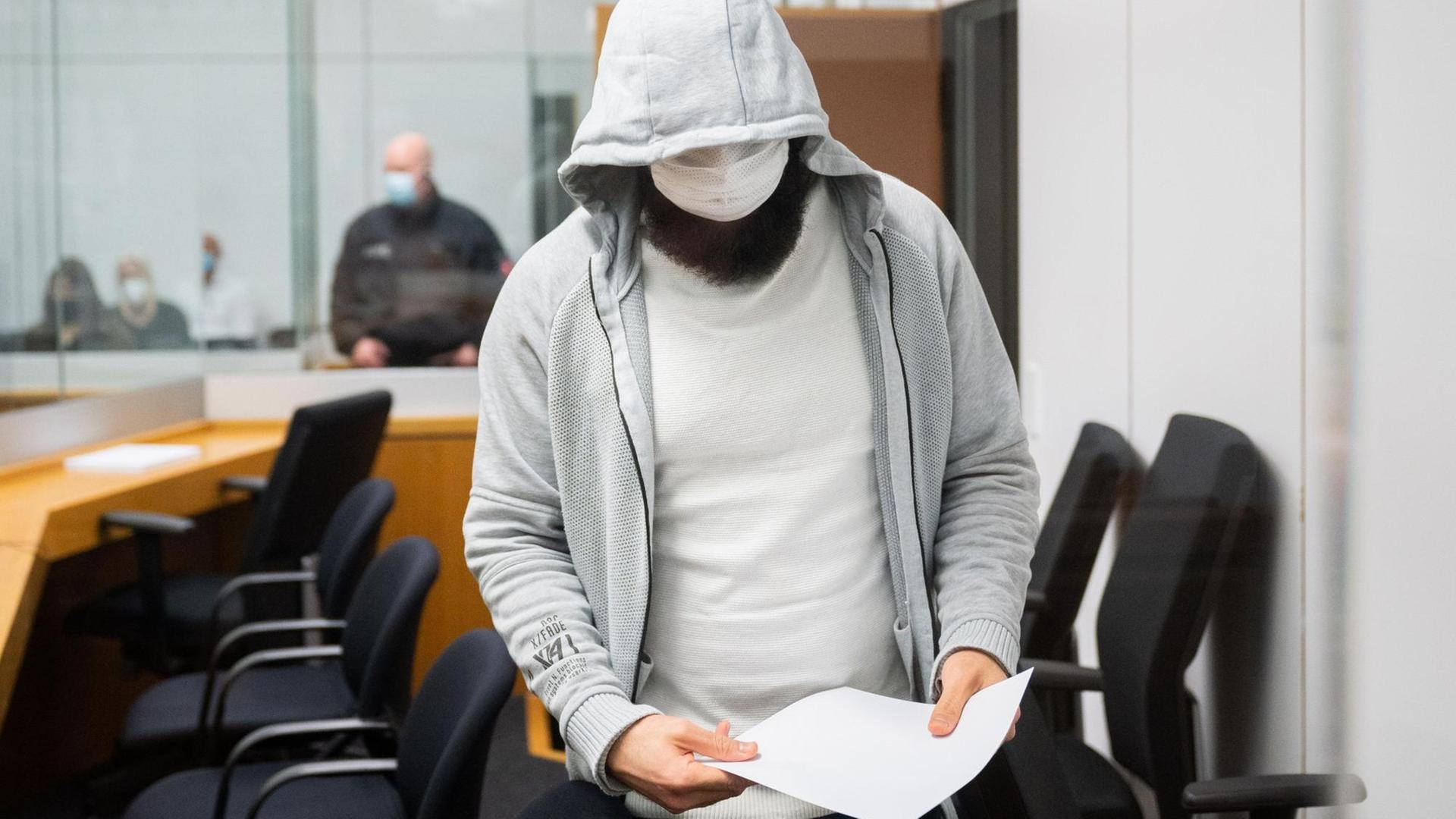 Abu Walaa, mutmaßlicher Anführer der Terrormiliz Islamischer Staat (IS) in Deutschland, kommt in das Oberlandesgericht.
