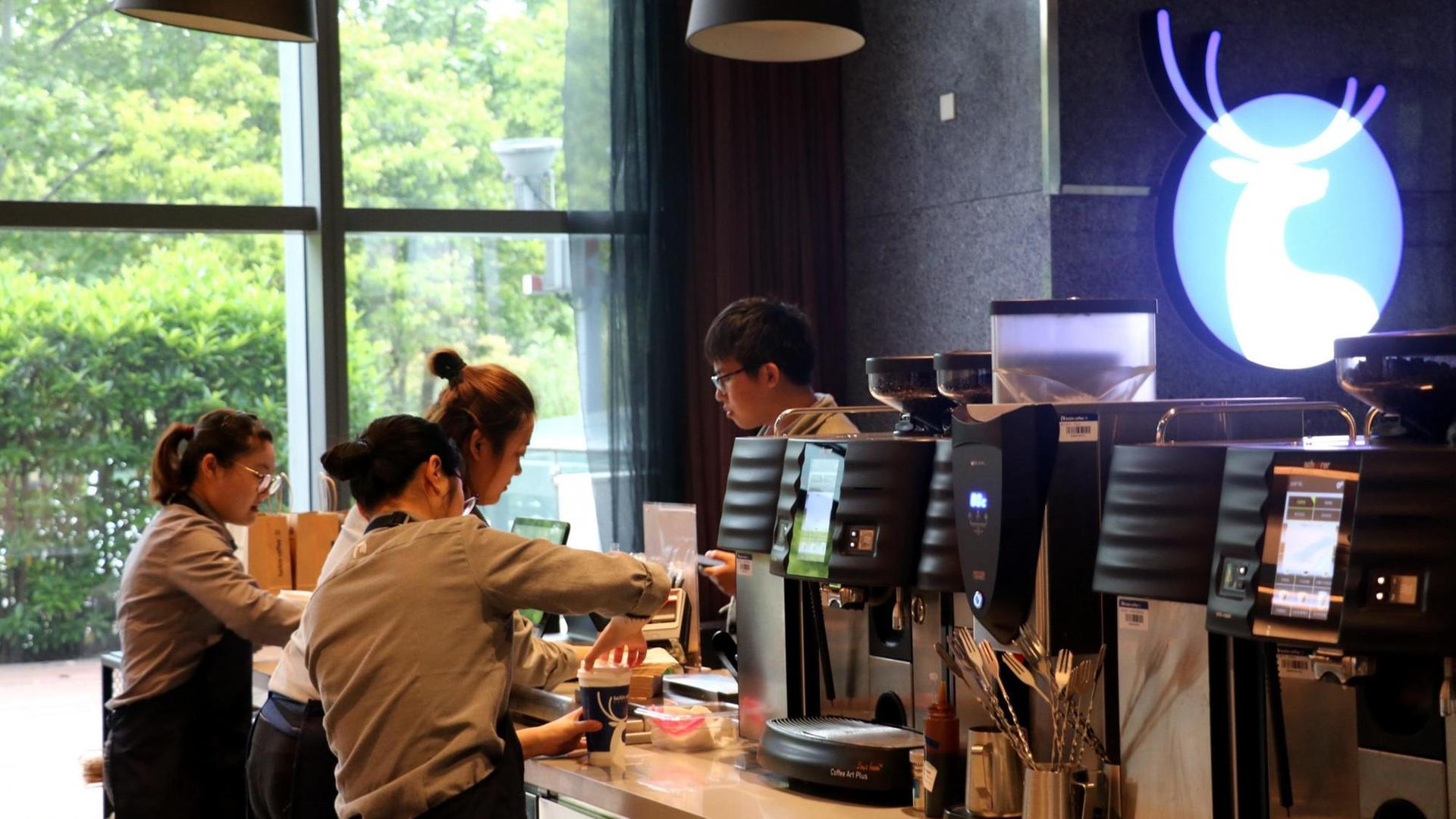 Eine Filiale des chinesischen Kaffee-Startups Luckin in Nantong, China.
