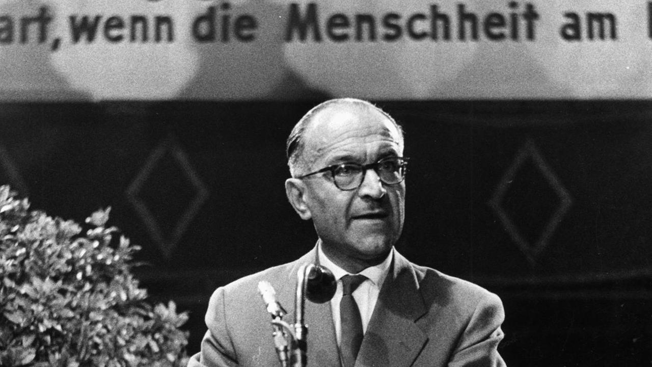 Professor Walter Hagemann am Rednerpult, 1958