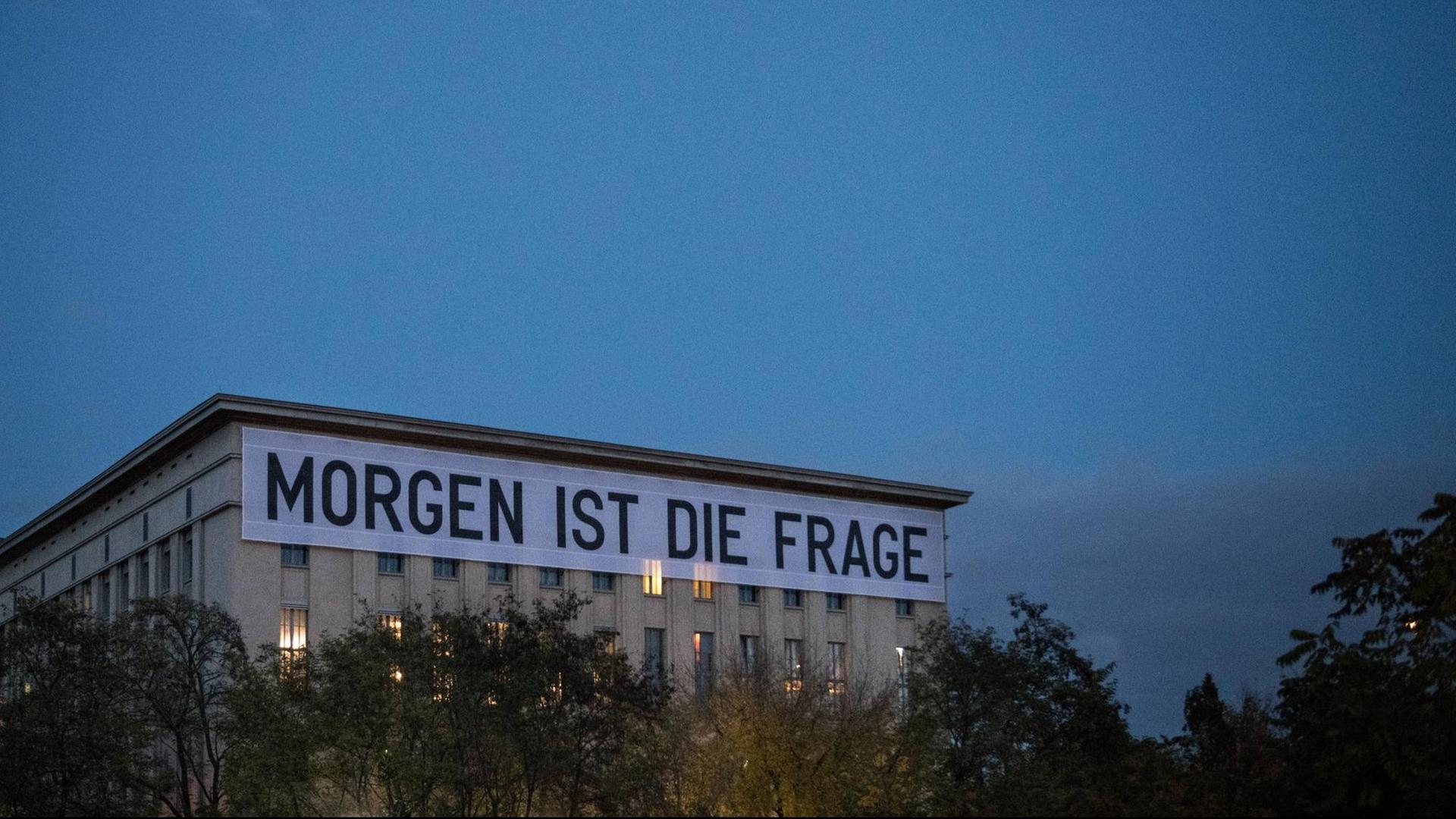 Der Schriftzug "Morgen ist die Frage" des Künstlers Rirkrit Tiravanija hängt an der Fassade des Techno Clubs Berghain in Berlin Friedrichshain.