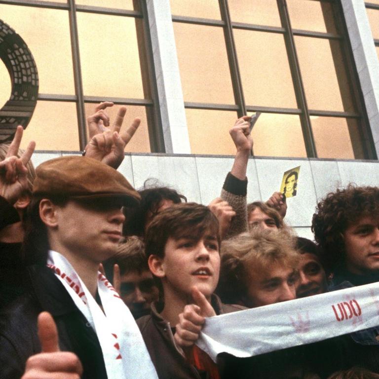 Mit Fan-Schals warten junge Leute im Oktober 1983 vor dem Palast der Republik in Ostberlin auf den westdeutschen Rockmusiker Udo Lindenberg, der dort erstmals ein Konzert geben wird.