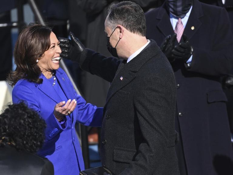 Vizepräsidentin Kamala Harris bei der Umarmung ihres Ehemanns, Doug Emhoff, nachdem sie vereidigt wurde