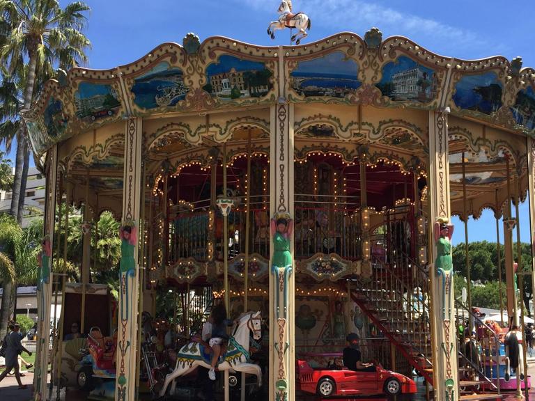 Eine Runde Karussell fahren auf der Croisette im französischen Cannes.