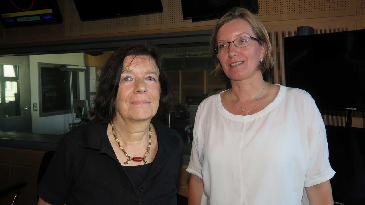 Psychotherapeutin Marlene Pfaffenzeller und Moderatorin Kathrin Heise nach ihrem Gespräch über Trauma-Arbeit in Syrien