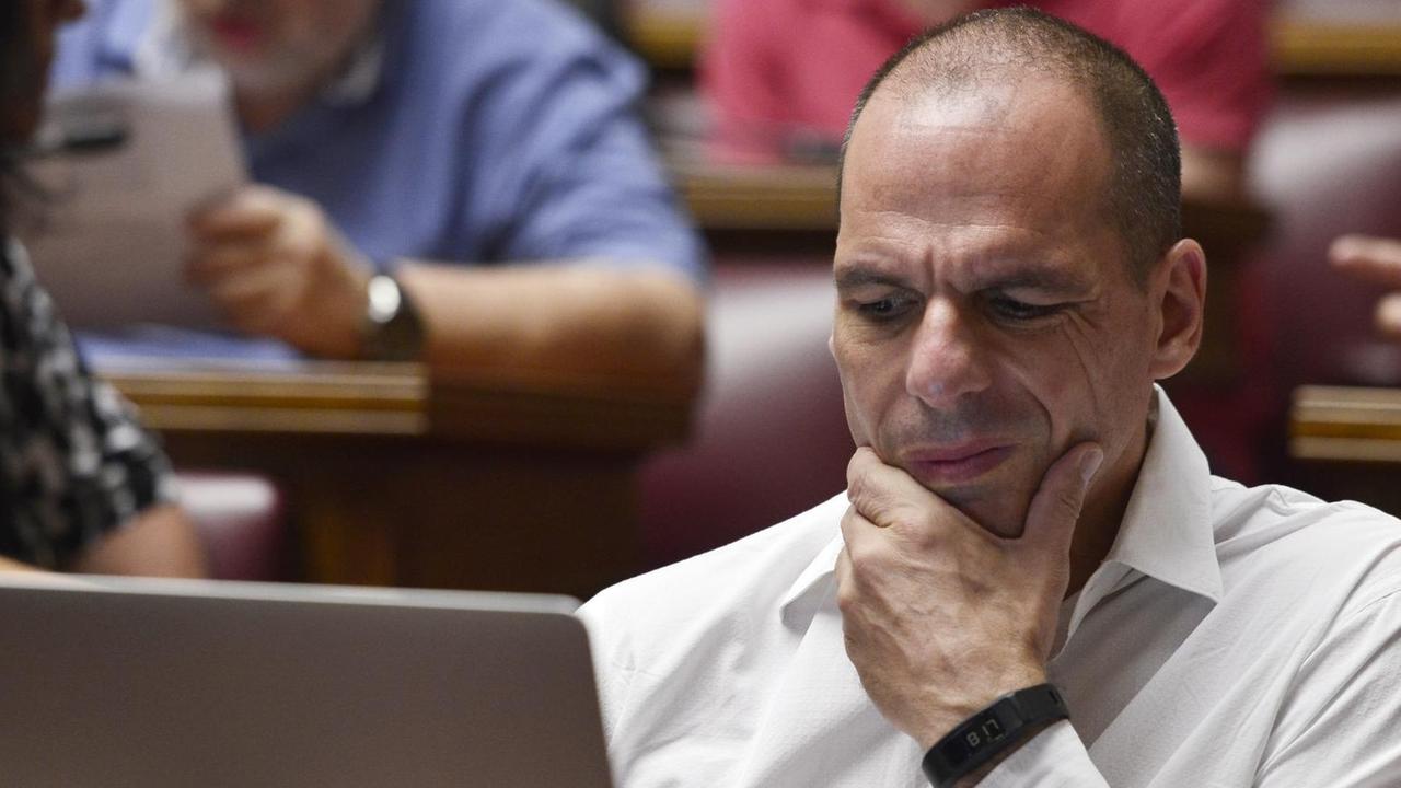 Yanis Varoufakis vor einem Computer