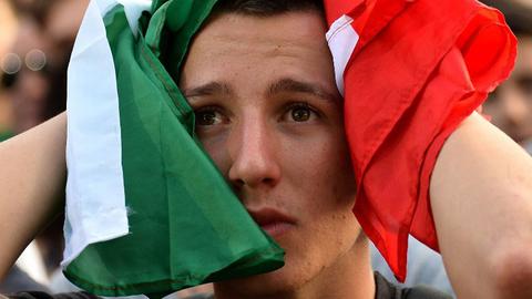Trauer bei den Fans: Nach der Niederlage gegen Uruguay ist Italien in der Vorrunde aus der WM ausgeschieden.
