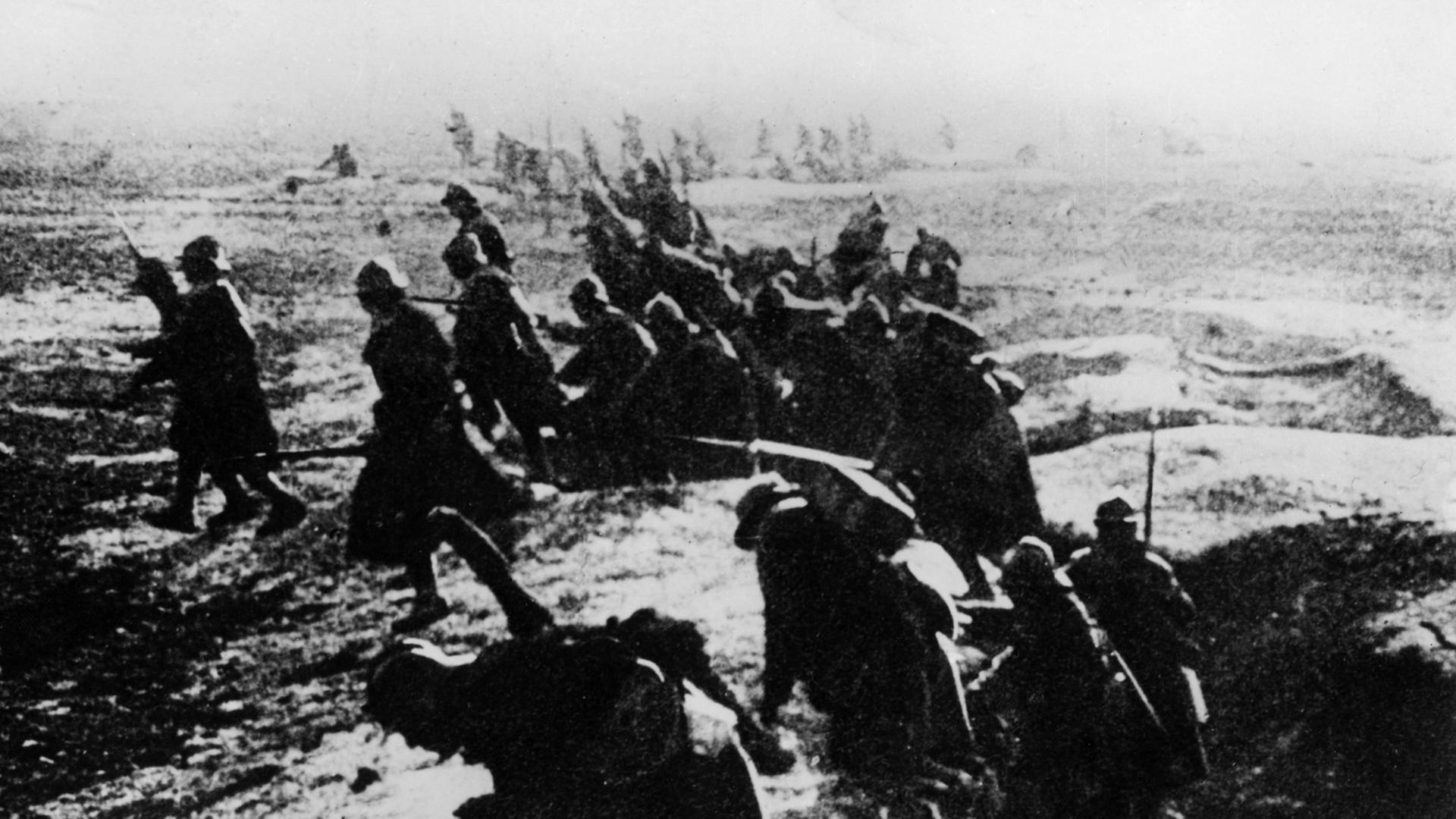 Schlacht um Verdun: Französische Soldaten klettern während der Schlacht um die ostfranzösische Stadt Verdun zu einem Angriff aus ihren Schützengräben (Archivfoto von 1916).