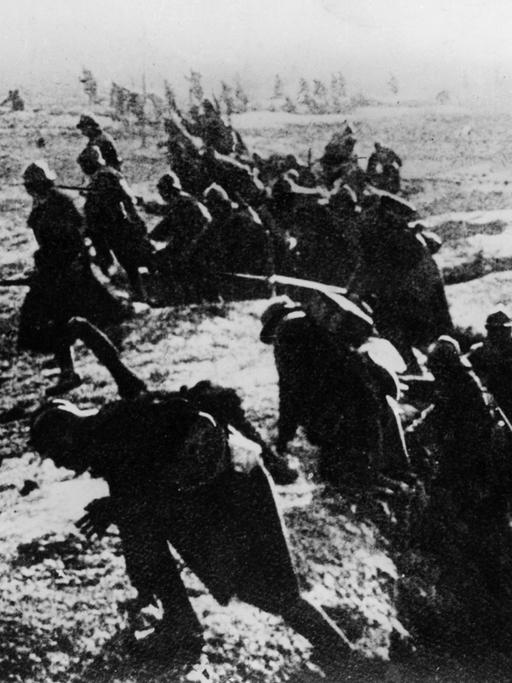 Schlacht um Verdun: Französische Soldaten klettern während der Schlacht um die ostfranzösische Stadt Verdun zu einem Angriff aus ihren Schützengräben (Archivfoto von 1916).