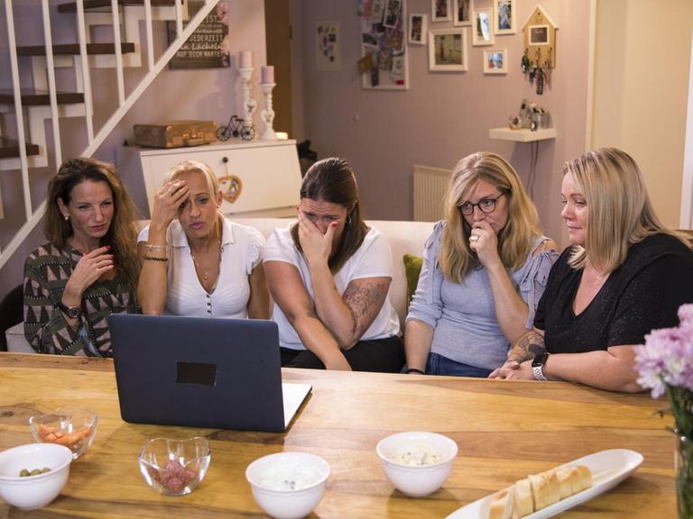 Die fünf Mütter Mirjam; Karina; Jasmine; Britta; Bianca aus "Mütter machen Porno", gesendet von Sat.1, schauen sich gemeinsam am Laptop einen Porno an.