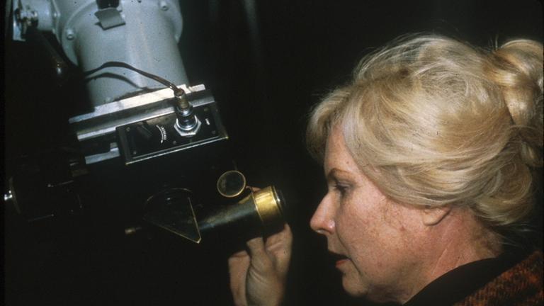 Eleanor Helin am Okular des Leitrohrs des Schmidt-Spiegels auf dem Palomar Mountain