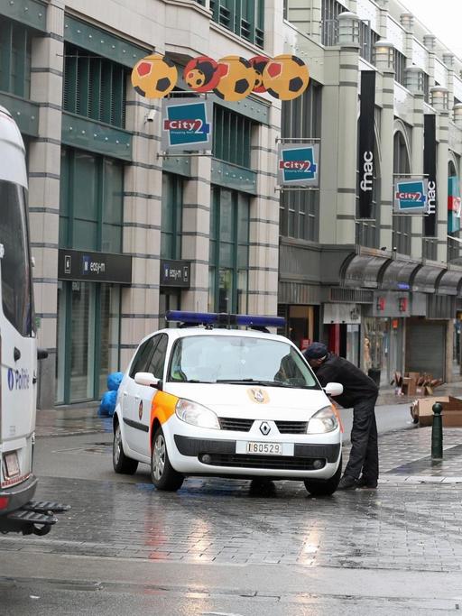 Polizeiautos in der Rue Neuve - Nieuwstraat in Brüssel