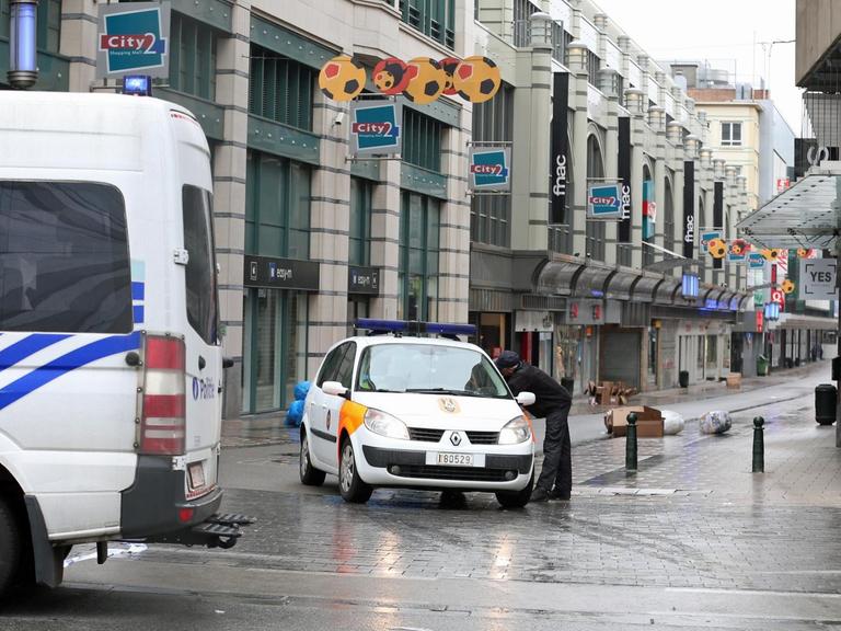 Polizeiautos in der Rue Neuve - Nieuwstraat in Brüssel