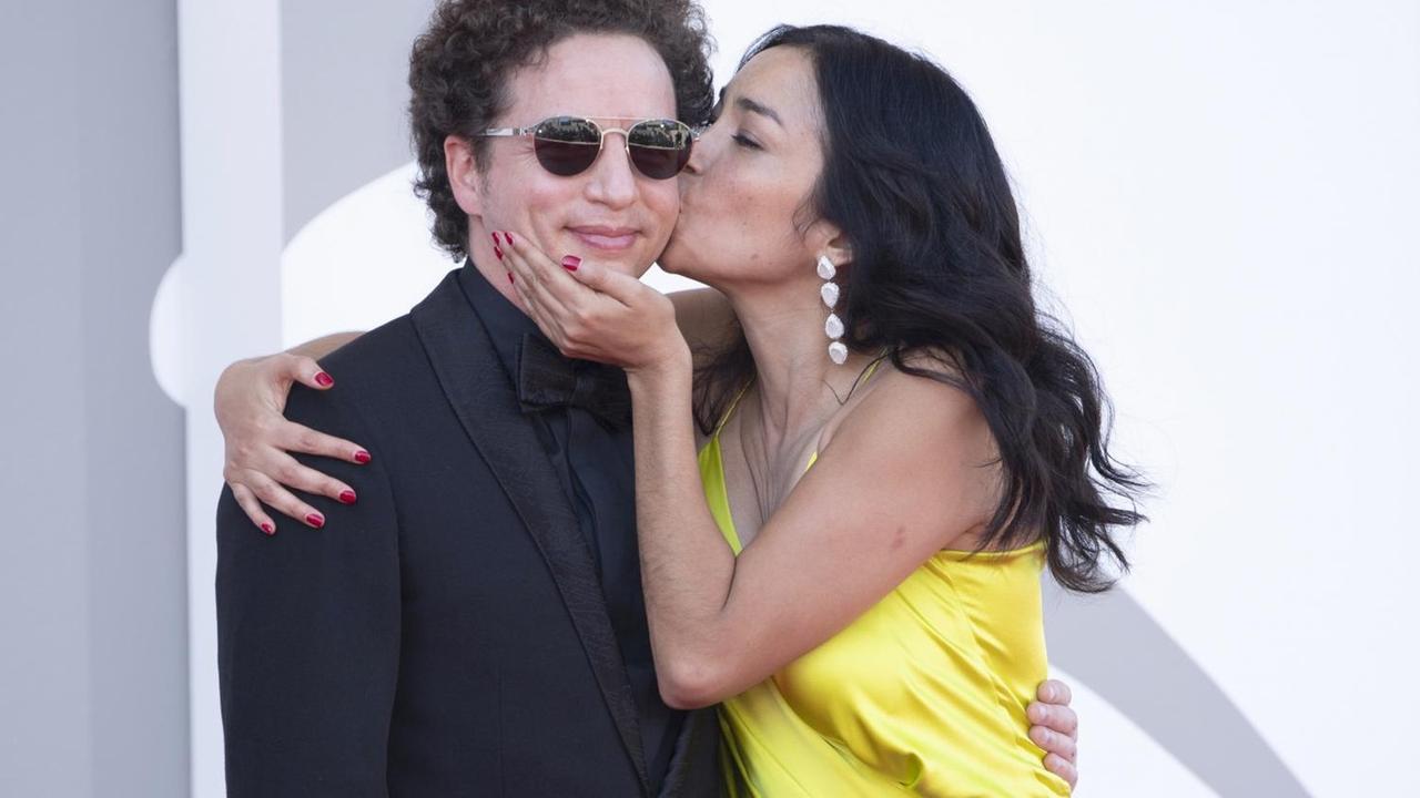 Michel Franco wird von Iazua Larios geküsst.