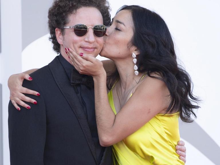 Michel Franco wird von Iazua Larios geküsst.