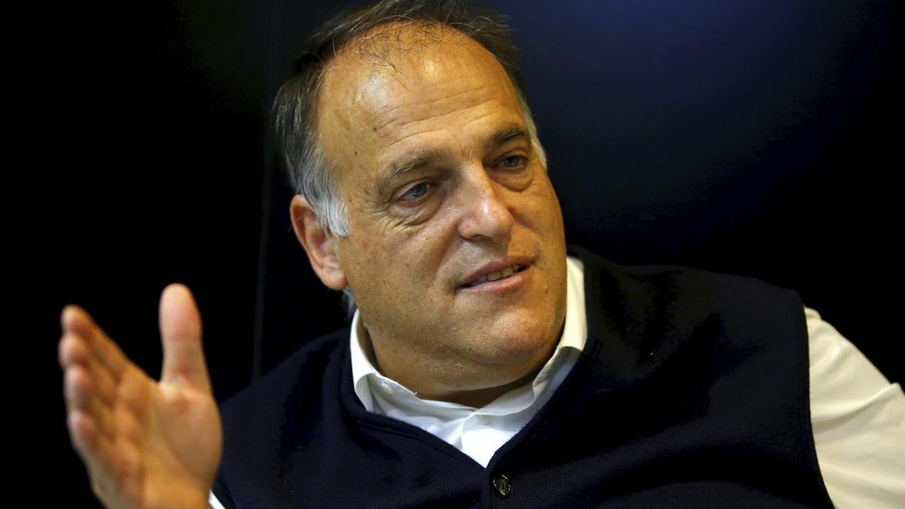 Javier Tebas gestikuliert vor einem dunklen Hintergrund mit der rechten Hand und sagt etwas. Javier Tebas gestikuliert vor einem dunklen Hintergrund mit der rechten Hand und sagt etwas.