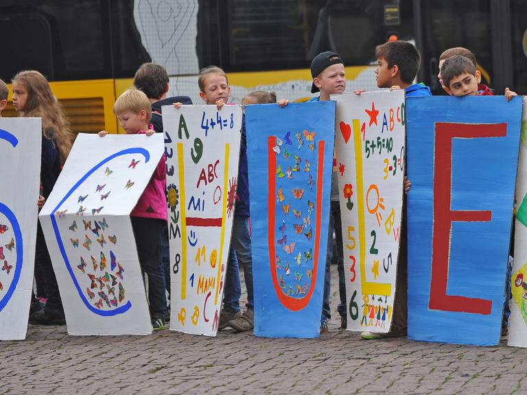 Dresdner Grundschüler starten mit der Schrift "Schule" am 04.09.2014 in Dresden (Sachsen) vor der Semperoper die jährliche Kampagne "Die Schule hat begonnen".