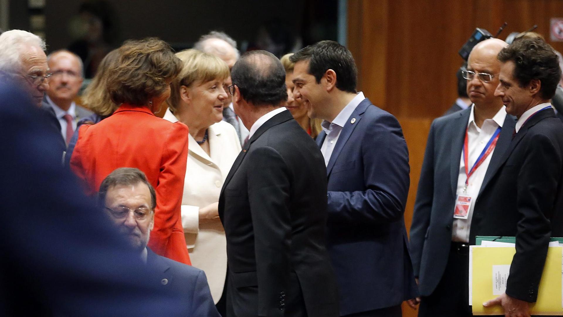 Der griechische Ministerpräsident Alexis Tsipras spricht mit Bundeskanzlerin Angela Merkel und Frankreichs Präsident Francois Hollande auf dem Sondergipfel der Europartner zur Griechenland-Krise.