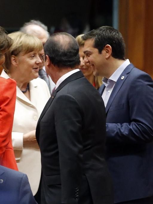 Der griechische Ministerpräsident Alexis Tsipras spricht mit Bundeskanzlerin Angela Merkel und Frankreichs Präsident Francois Hollande auf dem Sondergipfel der Europartner zur Griechenland-Krise.