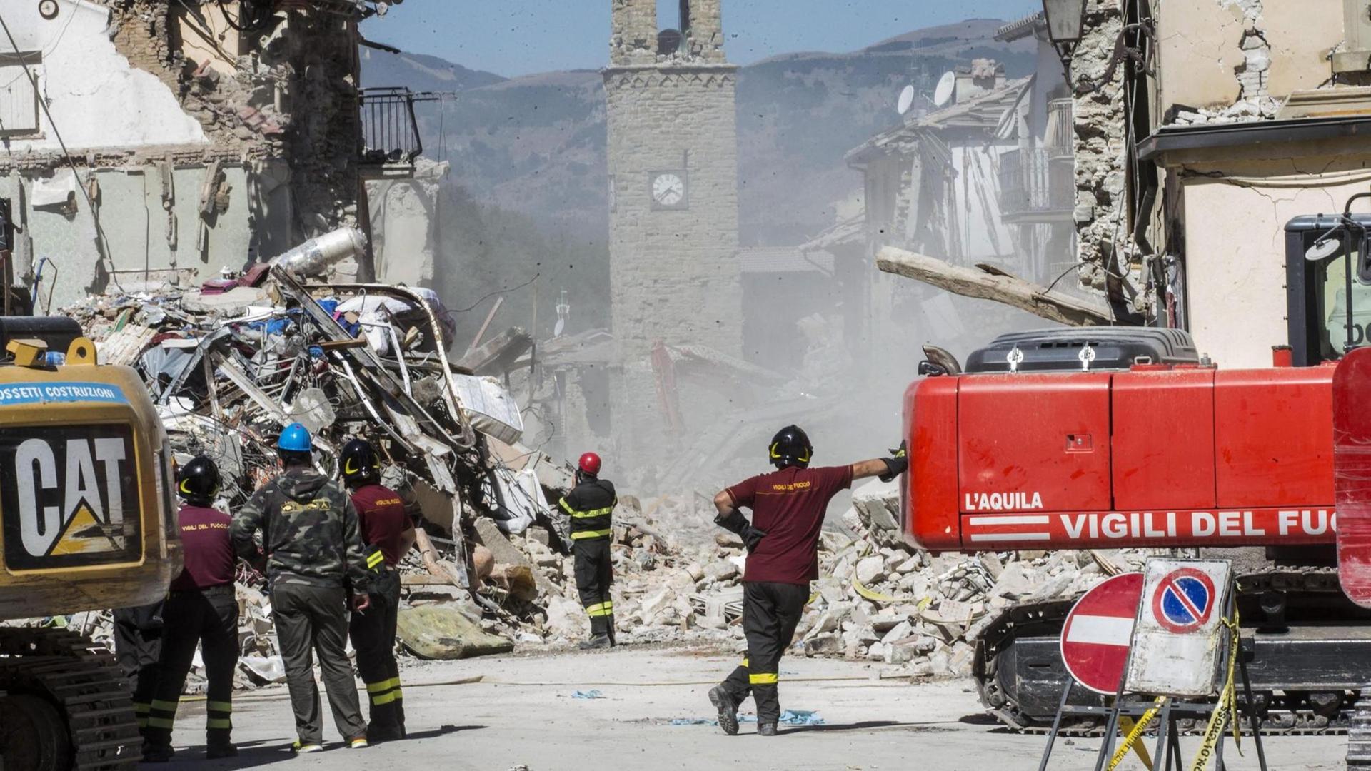 Aufräumarbeiten nach dem Erdbeben in Amatrice