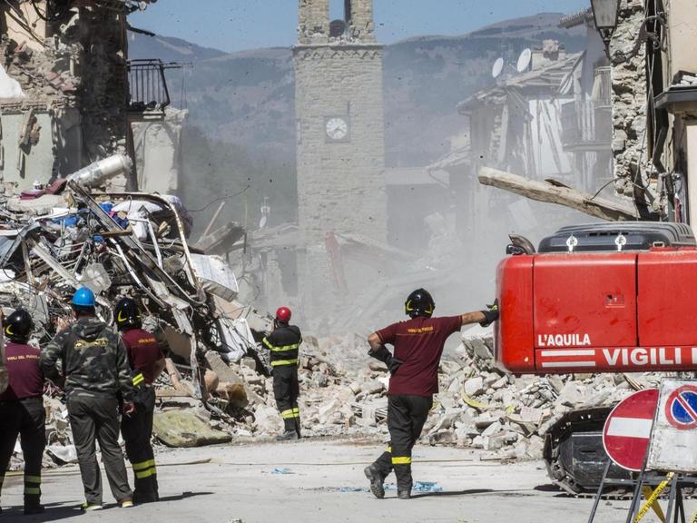 Aufräumarbeiten nach dem Erdbeben in Amatrice