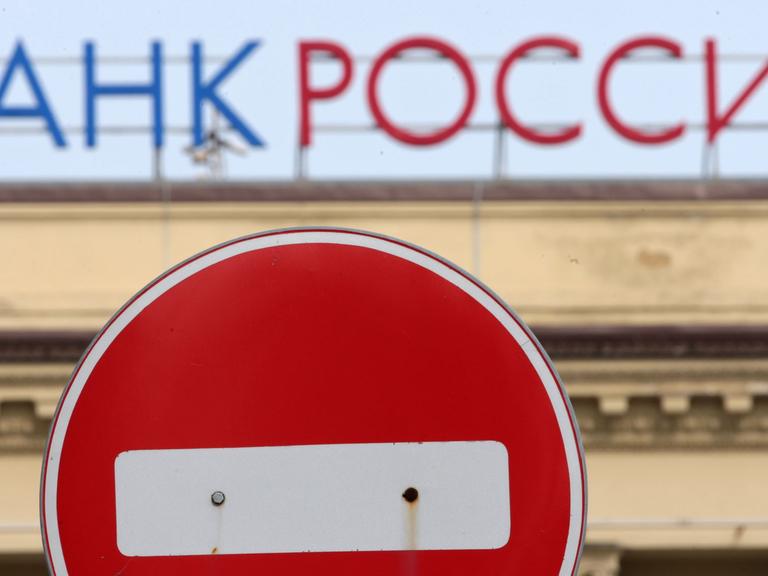 Das Gebäude der Rossia Bank in St. Petersburg am 21.3.2014. Visa und Mastercard stoppten Transaktionen von Kunden dieser Bank als Teil der US-amerikanischen Sanktionen gegen Russland.