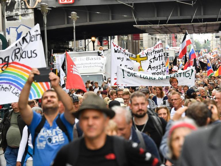 Teilnehmer sammeln sich in der Friedrichstraße zu einer Demonstration gegen die Corona-Maßnahmen.