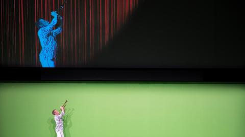 Jeff Burrell als Fred auf der Bühne