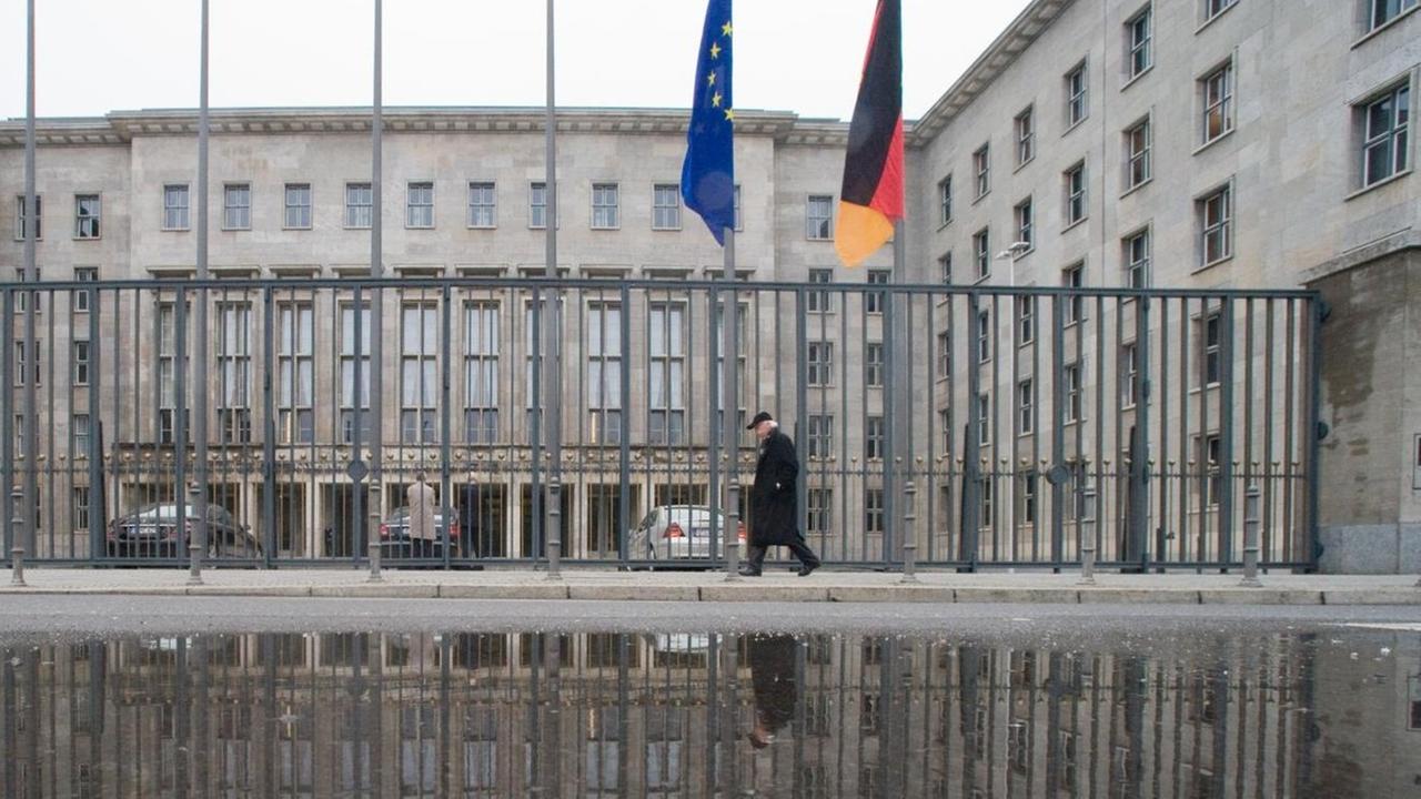 Blick auf die Fassade des Bundesfinanzministerium in Berlin Blick auf die Fassade des Bundesfinanzministerium in Berlin