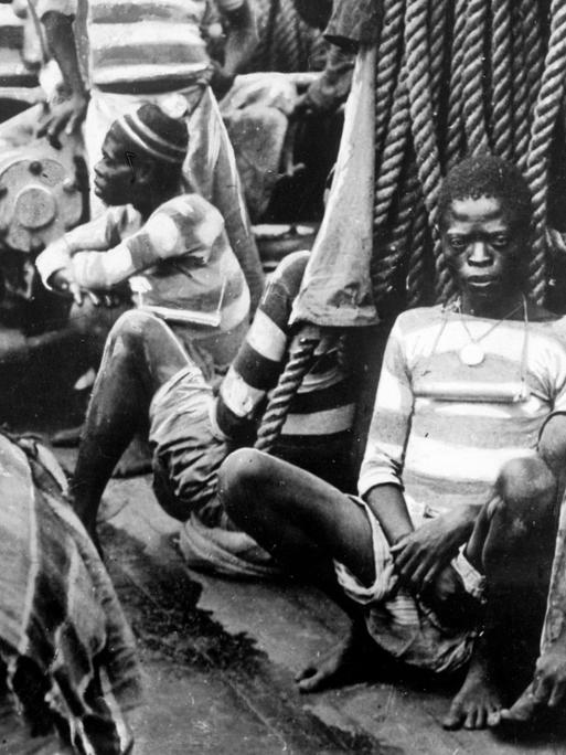 Afrikanische Sklaven werden im 19. Jahrhundert auf einem Schiff nach Amerika transportiert und verkauft.