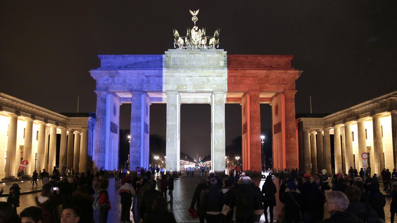 Das Brandenburger Tor in Berlin wird am 15.11.2015 in der Farben der Trikolore angestrahlt. Bei einer Serie von Terroranschlägen in Paris in der Nacht vom 13. auf den 14. November 2015 wurden mindestens 129 Menschen getötet.