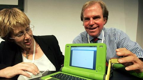 Mary Lou Jepsen und Nicholas Negroponte vom MIT Media Lab präsentieren 2005 den "100-Dollar-Computer" für Kinder.