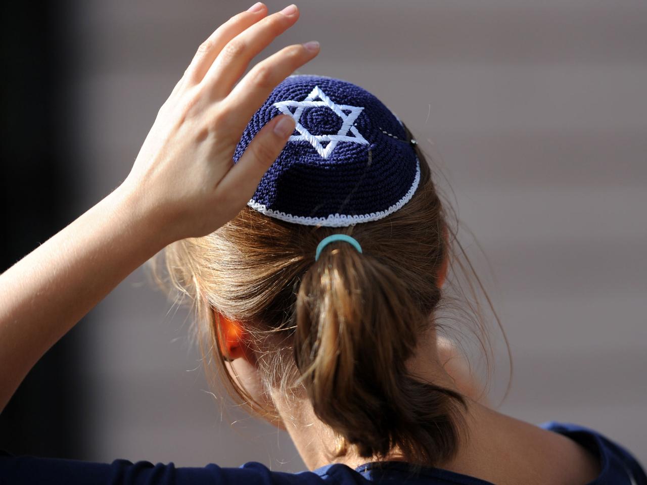 Eine junge Frau mit Kippa nimmt am Samstag (15.09.2012) in Berlin an einer Demonstration teil. Der Kippa-Spaziergang, zu dem im Internet aufgerufen worden war, sollte ein Zeichen gegen Antisemitismus setzen und fand auch anlässlich des bevorstehenden jüdischen Festes Rosch ha-Schana (jüdischer Neujahrstag) statt.