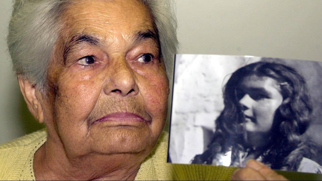 Zäzilia Reinhardt zeigt am 16.8.2002 bei einer Pressekonferenz des Roma e.V. in Köln ein Bild von sich, das sie als Komparsin im Film "Tiefland" von Leni Riefenstahl zwischen 1940 und 1942 zeigt. 