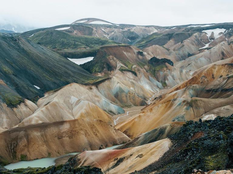 Eine zerklüftete Naturlandschaft in Island