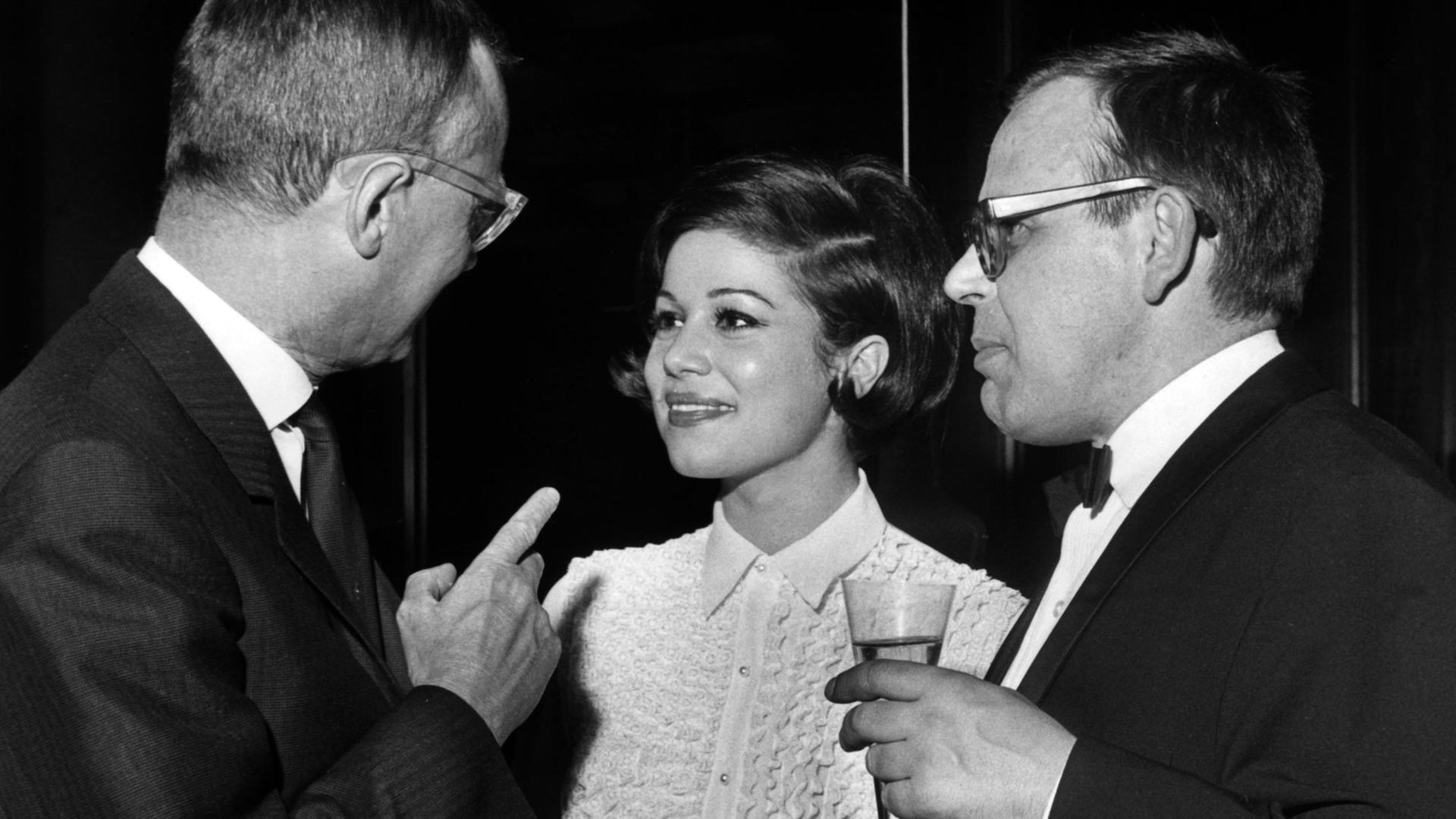 Regisseur Will Tremper (r.) mit Schauspielerin Hannelore Elsner und dem Berliner Wirtschaftssenator Karl Schiller im Jahr 1963