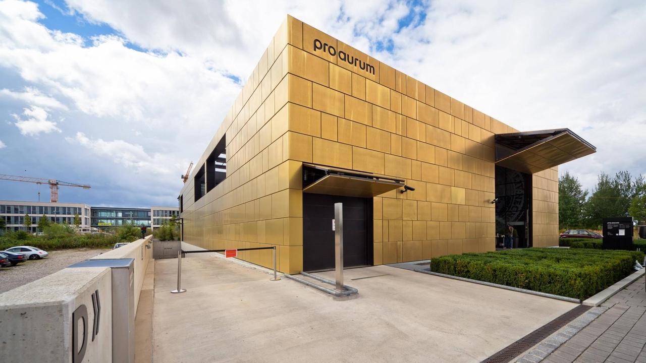 Die Firmenzentrale von Pro Aurum in München-Riem sieht aus wie ein riesiger Goldbarren.