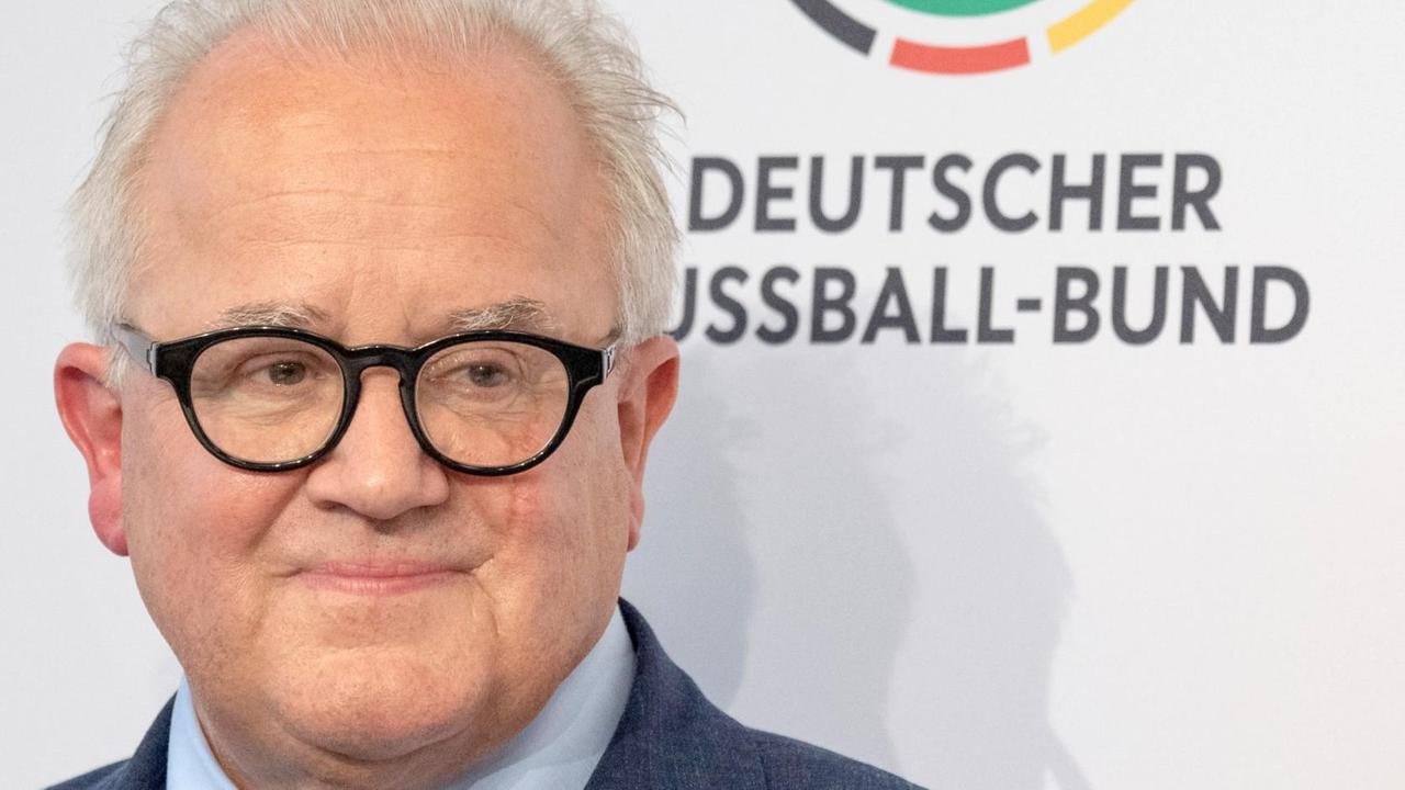 Fritz Keller, Präsident vom Deutschen Fußball-Bund (DFB), steht unter einem DFB-Logo
