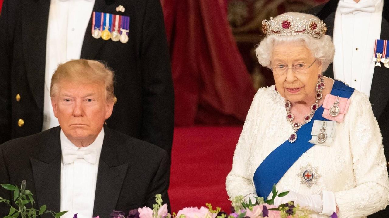 US-Präsident Donald Trump mit starrem Blick und herabhängenden Mundwinkeln neben Queen Elizabeth beim Staatsbankett im Buckingham Palace.