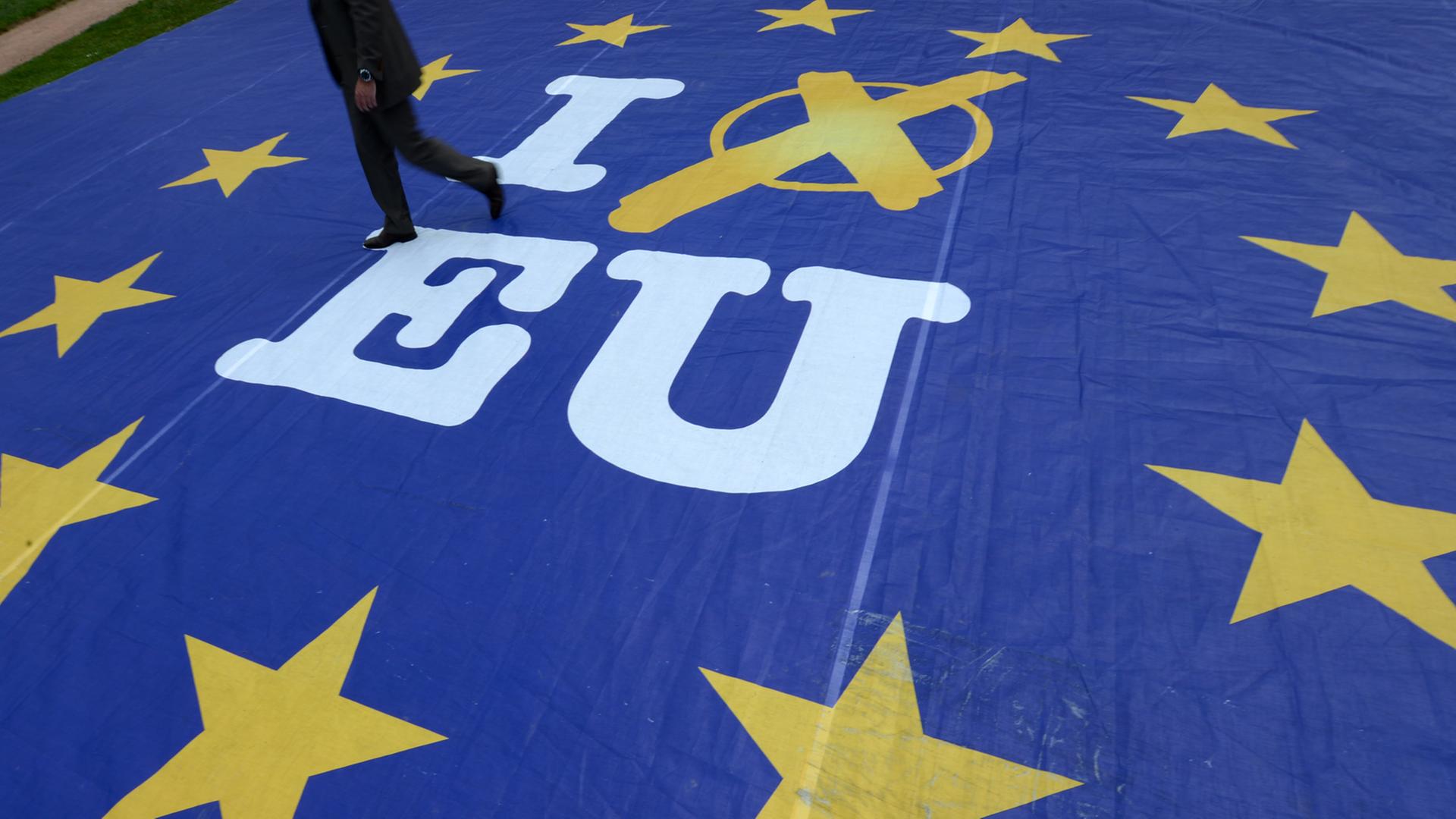 Ein riesiges Banner zeigt auf dem Boden liegend die EU-Flagge mit zwölf gelben Sternen auf blauem Grund, in der Mitte "I vote EU"