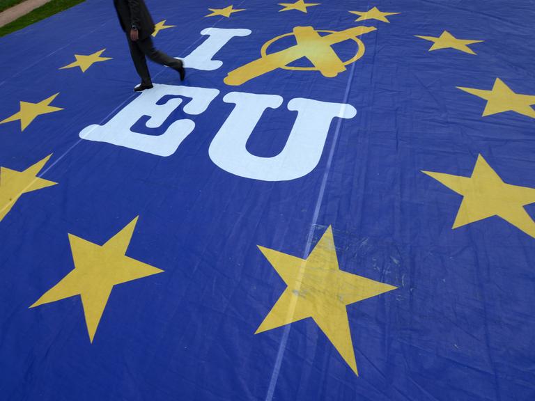 Ein riesiges Banner zeigt auf dem Boden liegend die EU-Flagge mit zwölf gelben Sternen auf blauem Grund, in der Mitte "I vote EU"
