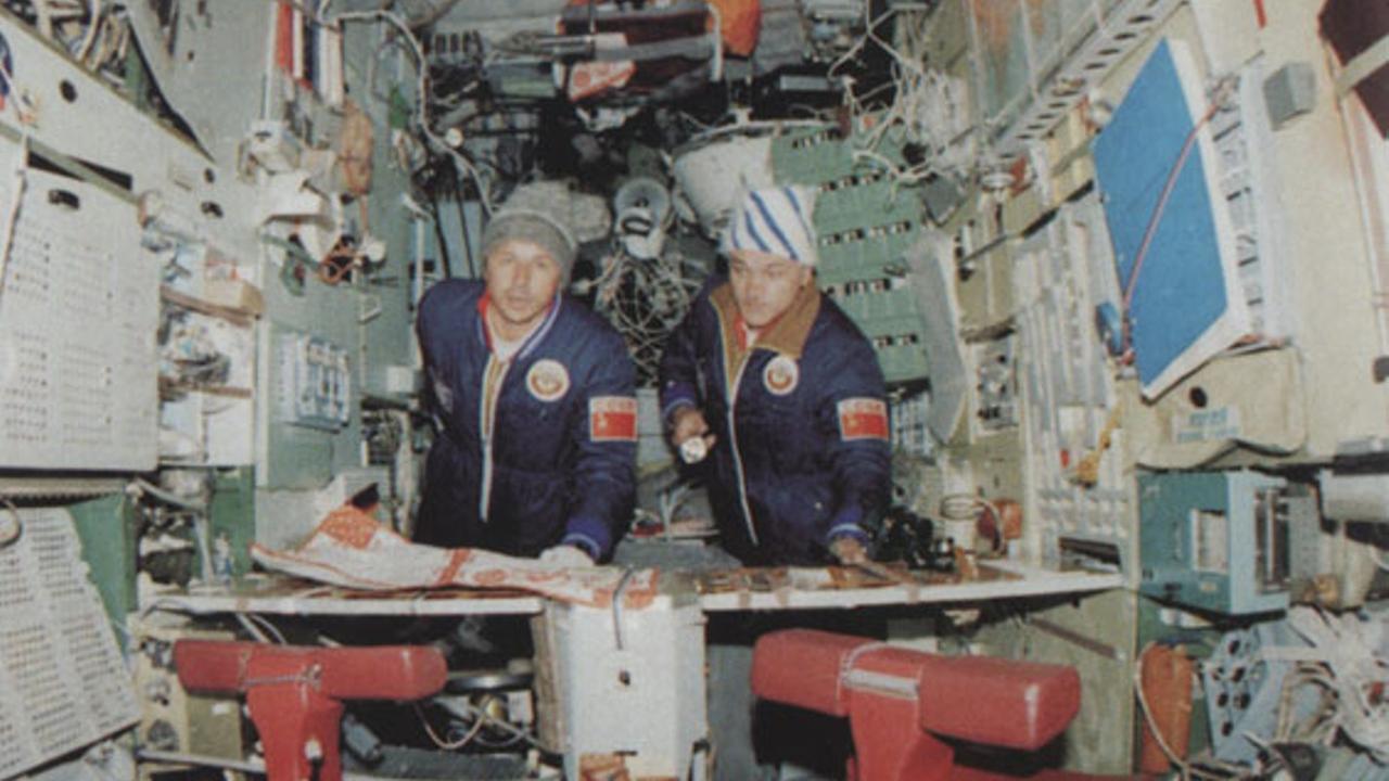 Vom Eis befreit: Wladimir Dschanibekow und Wiktor Sawinych in der wiederbelebten Raumstation Salyut 7 