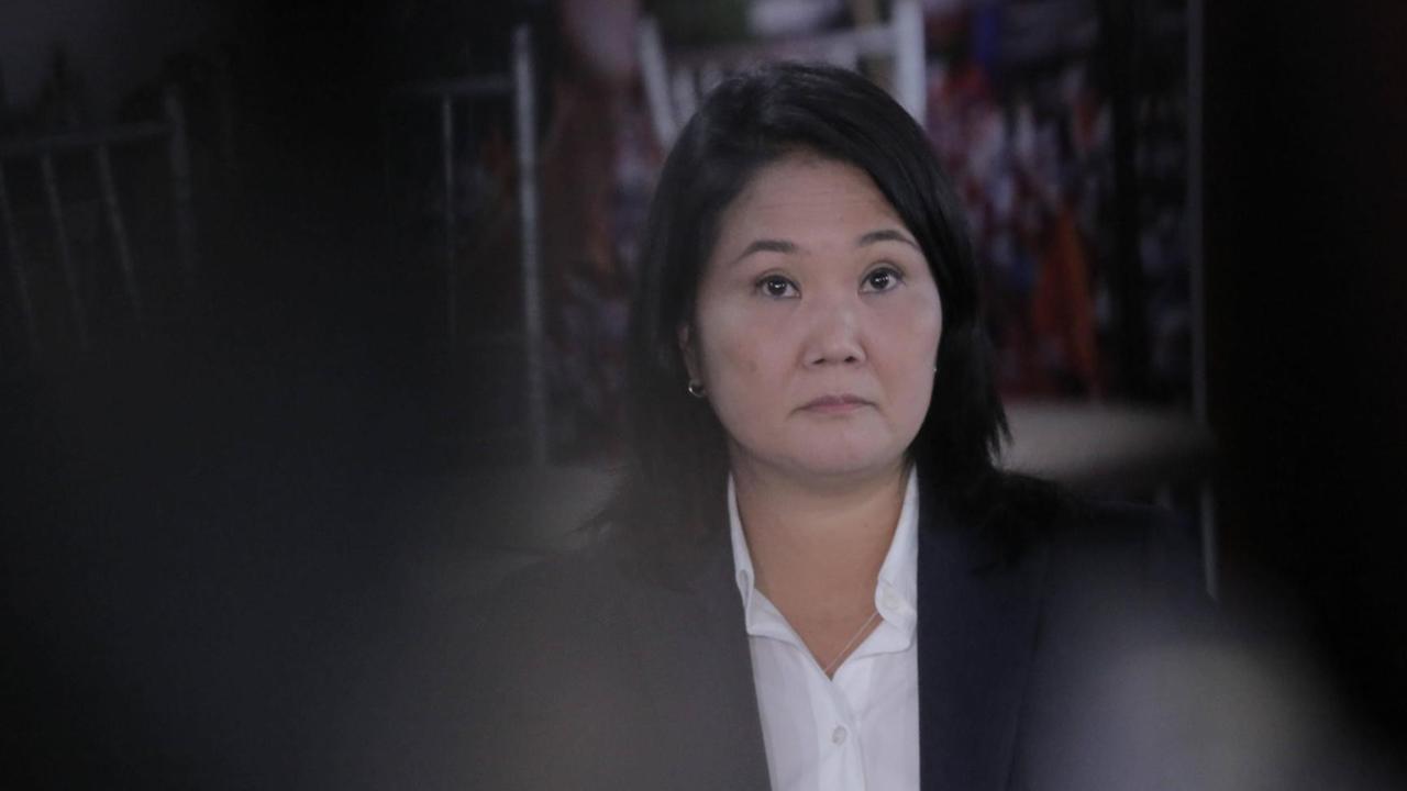 Porträt der peruanischen Präsidenschaftskandidatin Keiko Fujimori, eine Frau mit glatten dunklen Haaren in weißer Bluse und dunklem Blazer Porträt der peruanischen Präsidenschaftskandidatin Keiko Fujimori, eine Frau mit glatten dunklen Haaren in weißer Bluse und dunklem Blazer