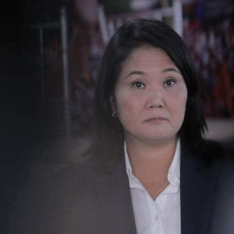 Porträt der peruanischen Präsidenschaftskandidatin Keiko Fujimori, eine Frau mit glatten dunklen Haaren in weißer Bluse und dunklem Blazer