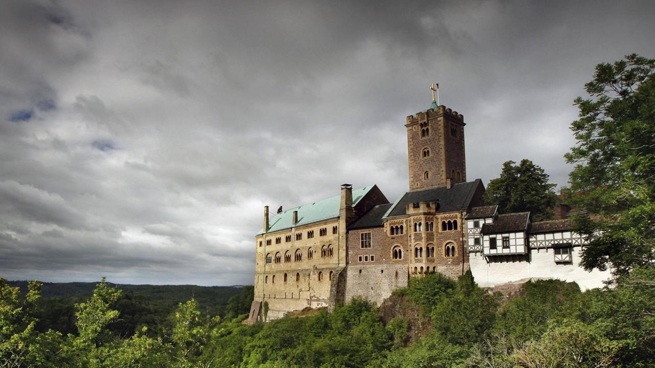 Blick auf die große Anlage der Wartburg unter stürmisch-grauem Himmel.