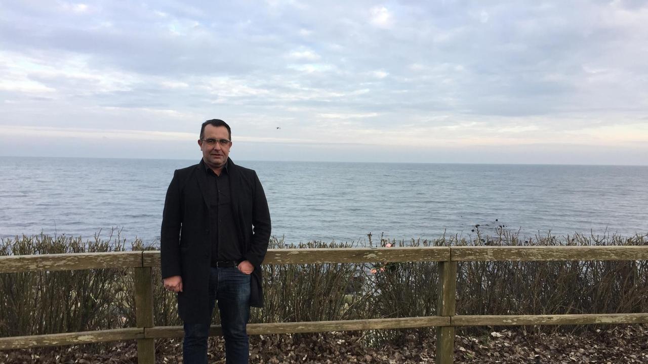 Holger Klink, Bürgermeister der Gemeinde Strande nahe Kiel. Der CDU-Politiker reagierte auf die steigenden Beschwerden gegen das sichtbare Gedenken an Seebestattungen am Uferweg.