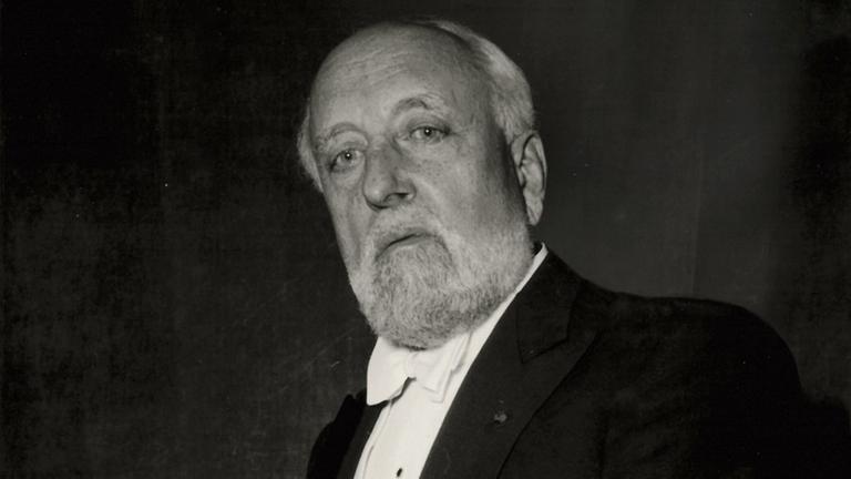 Porträt von Ernest Ansermet im Rahmen eines Konzerts 1952.