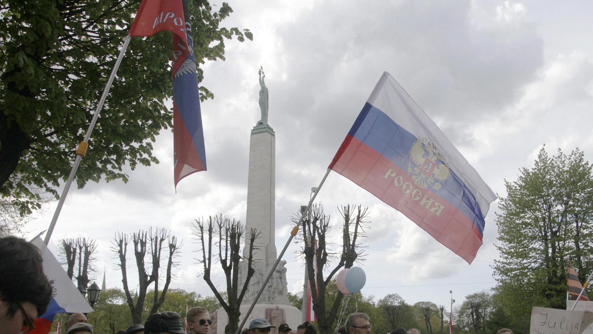 Mitglieder der Russischen Union Lettlands protestieren gegen die EU, die USA und die Ukraine vor der deutschen Botschaft in Riga.