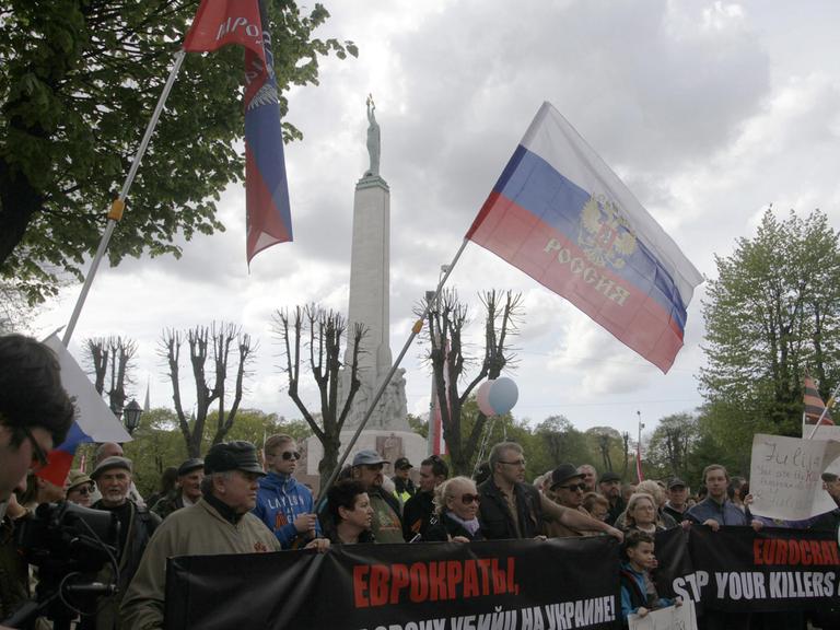 Mitglieder der Russischen Union Lettlands protestieren gegen die EU, die USA und die Ukraine vor der deutschen Botschaft in Riga.